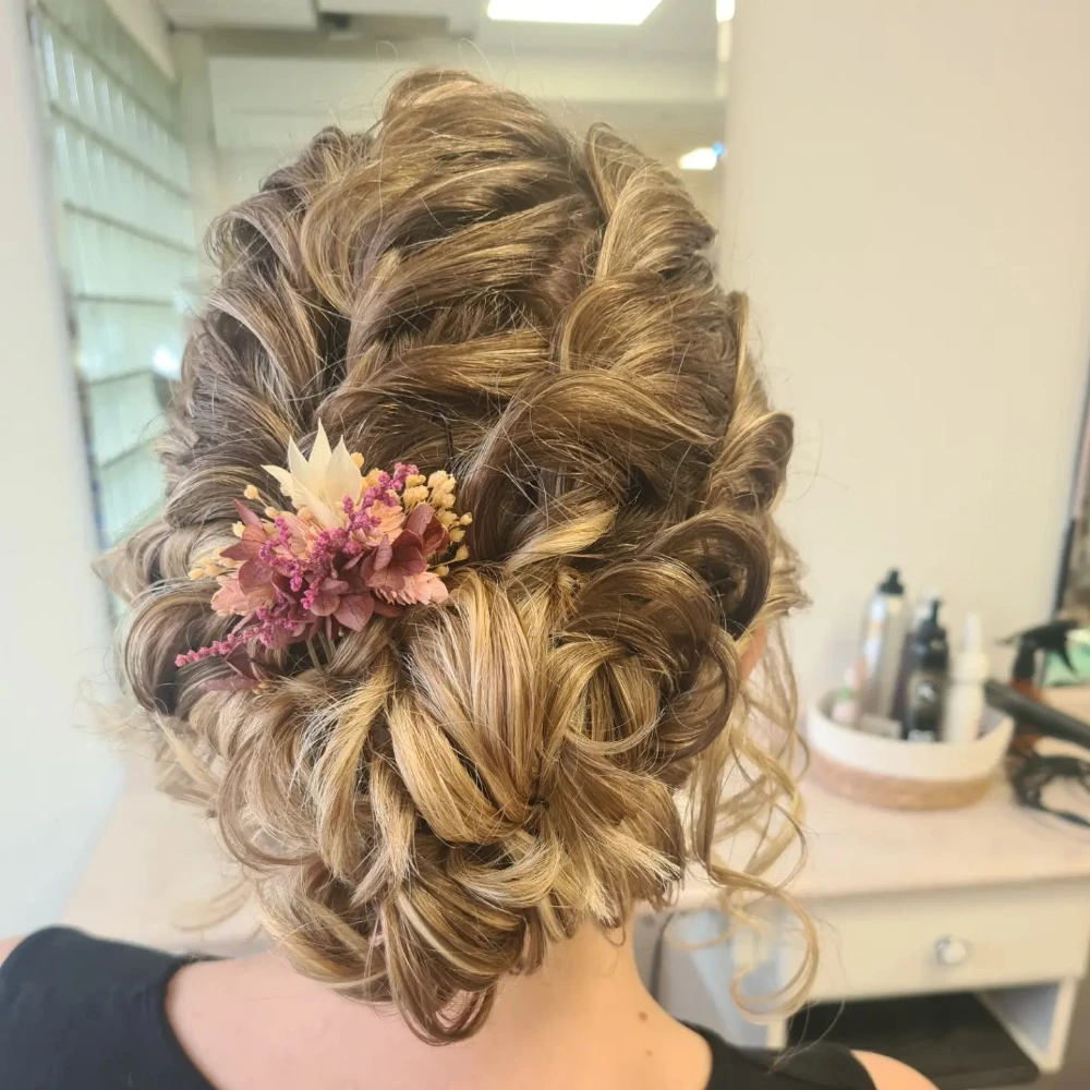 Chignon de mariée tressé, orné de fleurs séchées