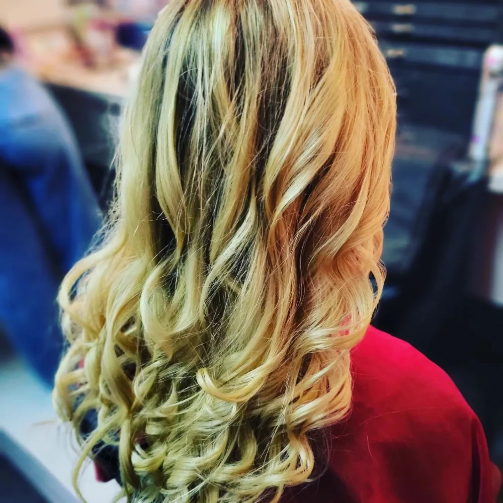 Longs cheveux blonds ondulés après un brushing