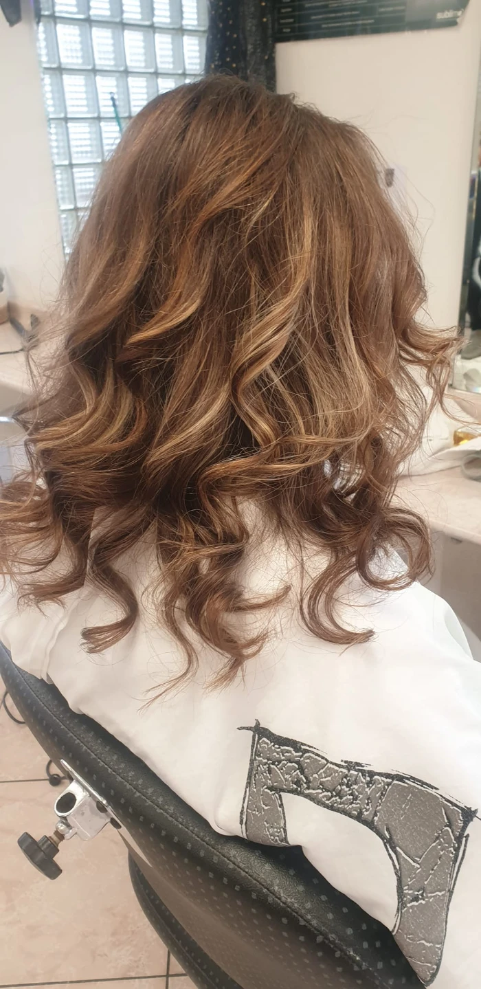 Boucles châtain volumineuses après un coiffage