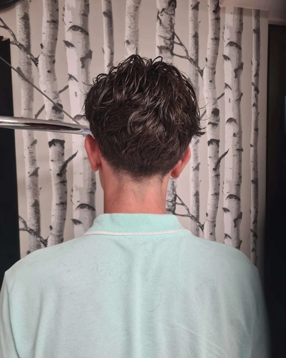 Nuque dégradée d’une coupe homme, vue de dos