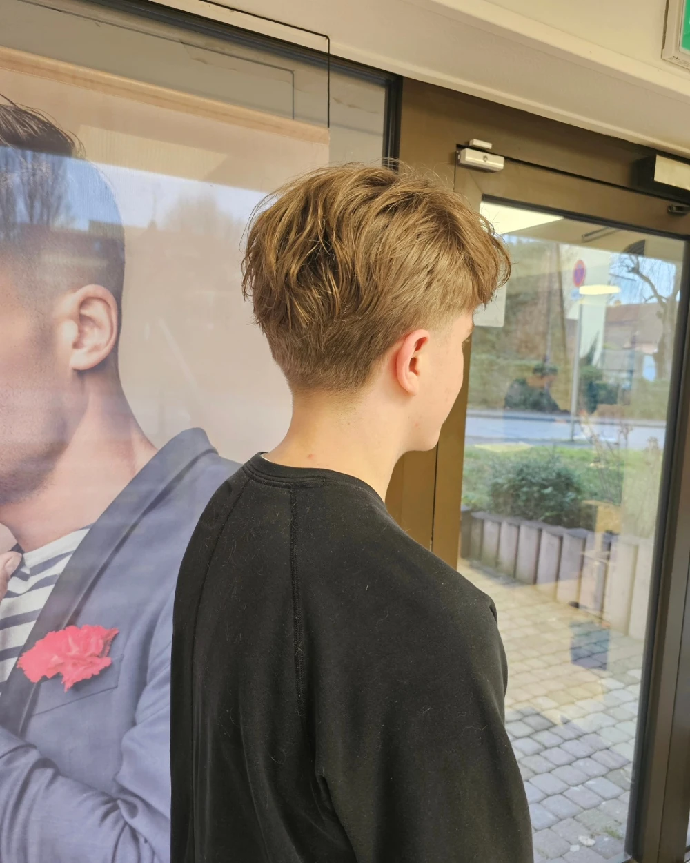 Coupe en cours, vue de dos devant la vitrine du salon
